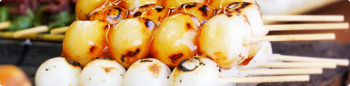 店先にお団子が並んでいる