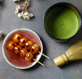 画像 お抹茶セットとみたらし団子が２本並んでいる